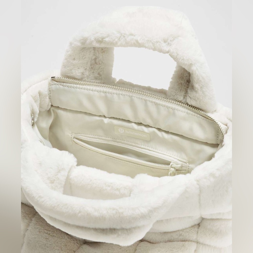 RARE Lululemon Athletica Quilted Grid Tote Bag Mini 5L *Plush Fleece NWT in Bone - Picture 6 of 7
